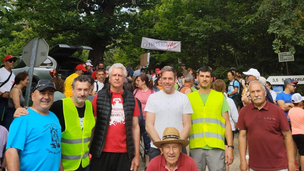 Unos 350 manifestantes reclaman la carretera al pueblo ponferradino de san adrián