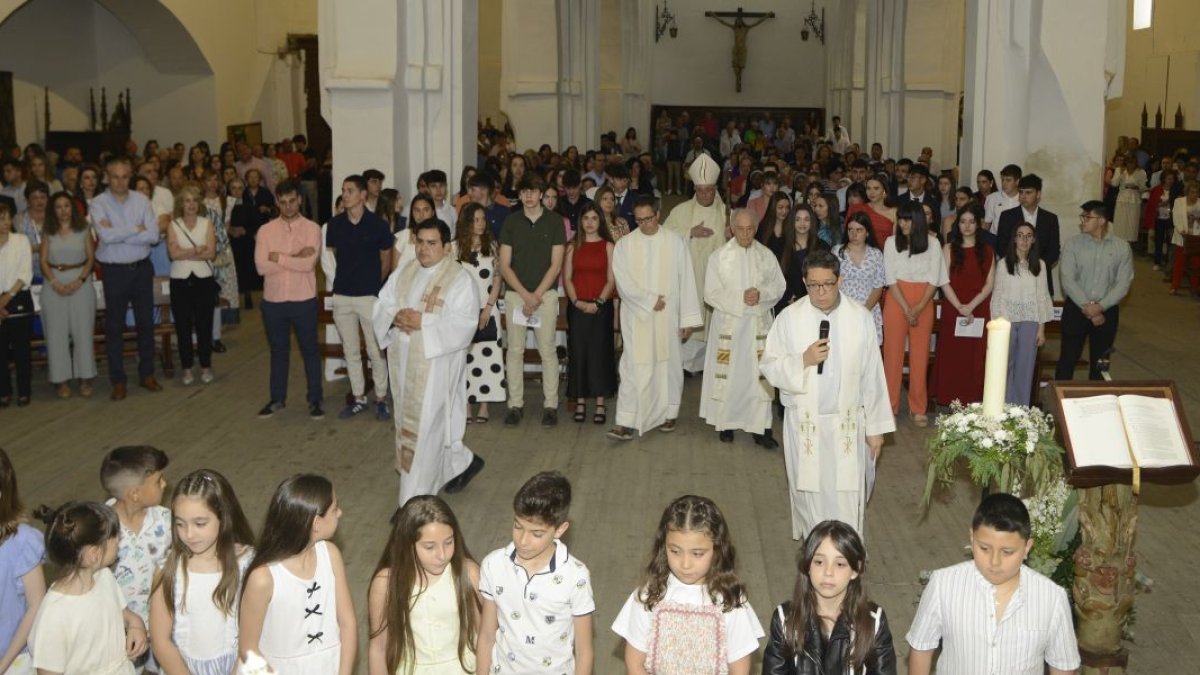 El obispo de León preside el acto de confirmación de 45 jóvenes en Sahagún