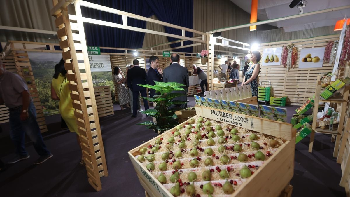 La feria de carracedelo premió vinos, queso y miel