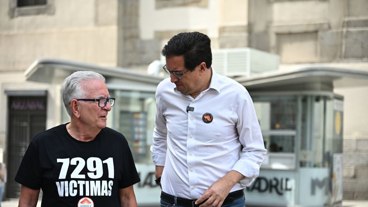 López y un manifestante en el homenaje a los muertos en residencias en el covid.