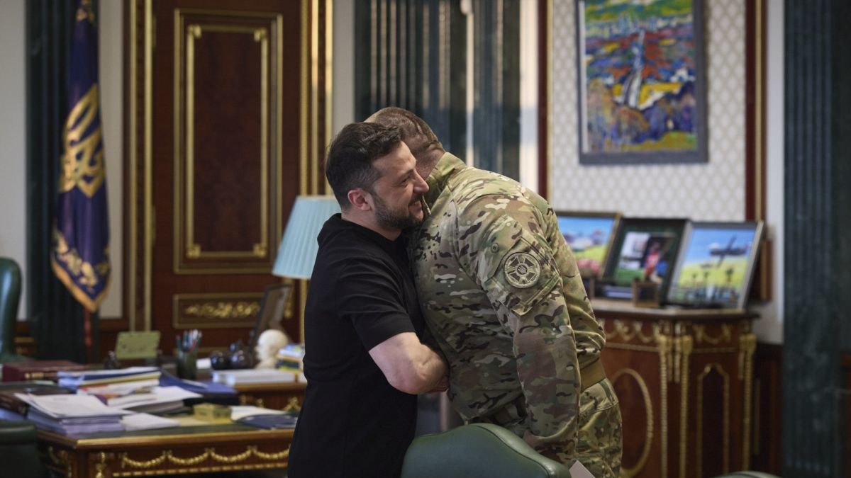 Zelensky abraza al jefe del Servicio de Seguridad.