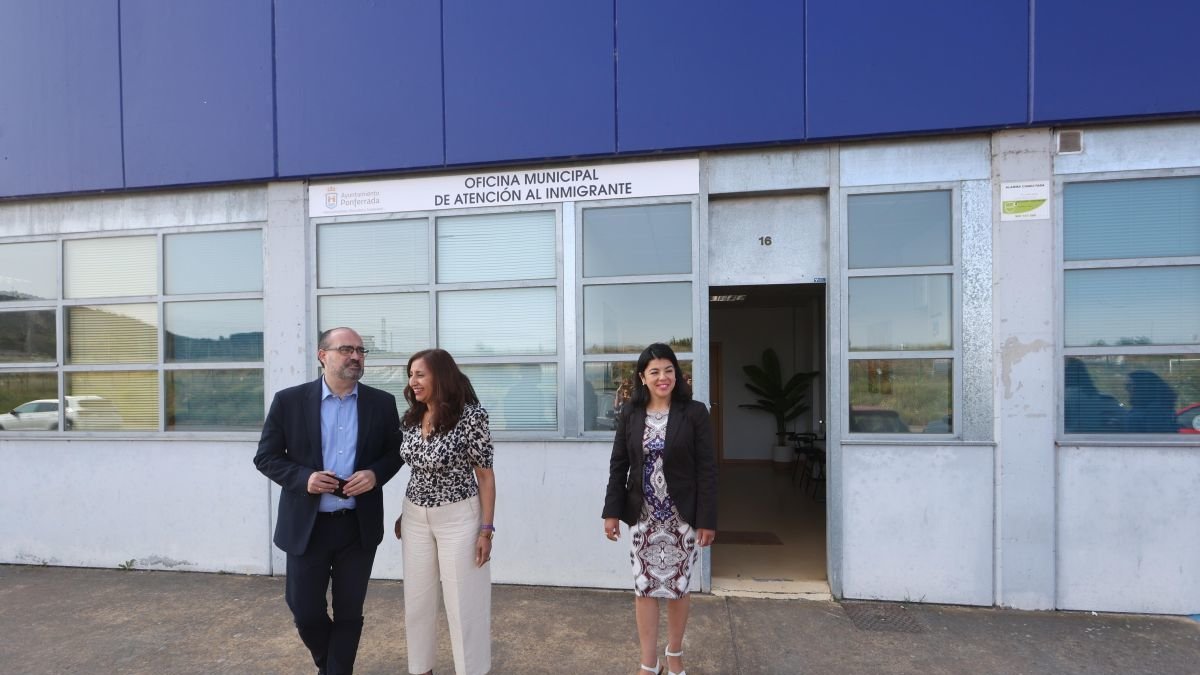 Marco Morala con Ivelisse Martínez ante la oficina.