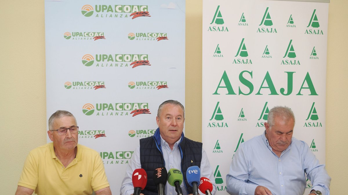 Los máximos responsables autonómicos de la Alianza UPA-COAG, Aurelio González y Lorenzo Rivera, y de Asaja, Donaciano Dujo, informan sobre la protesta que a nivel nacional tendrá lugar este miércoles, 4 de junio, en Madrid, donde ambas organizaciones reclamarán con urgencia actuaciones debido a la situación crítica que atraviesan los cerealistas.