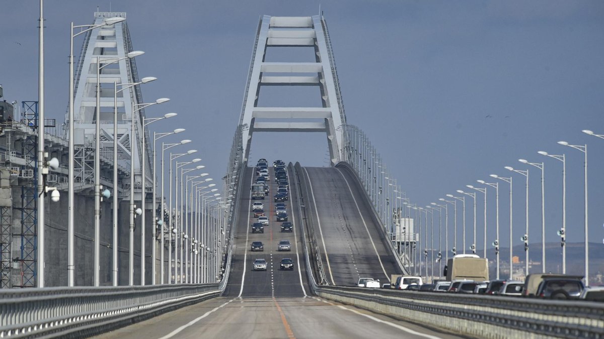 Los coches circulan por el puente de Crimea en una imagen de archivo. EFE/EPA/STRINGER.