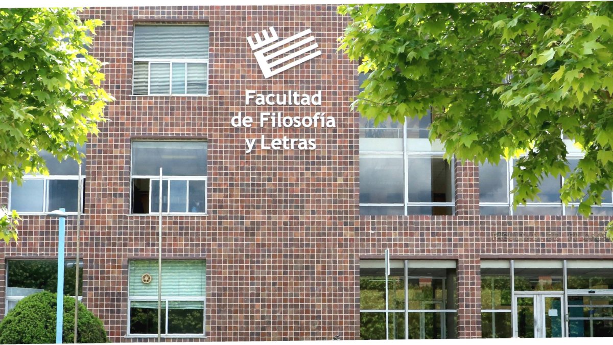 Archivo - Fachada de la Facultad de Filosofía y Letras de la Universidad de León (ULE) en una imagen de archivo.