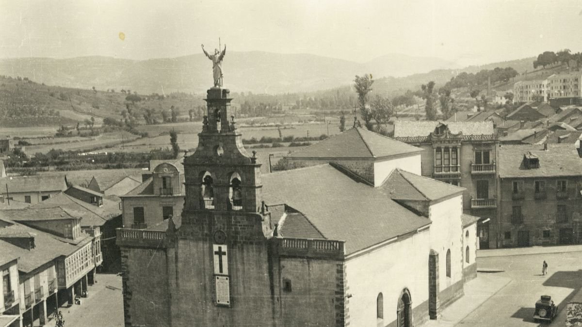 Foto inédita de la iglesia de San Pedro de Bembibre tras su reconstrucción, incluida en el libro 'La leyenda de la Ciudad del Dólar y el siglo del carbón'.