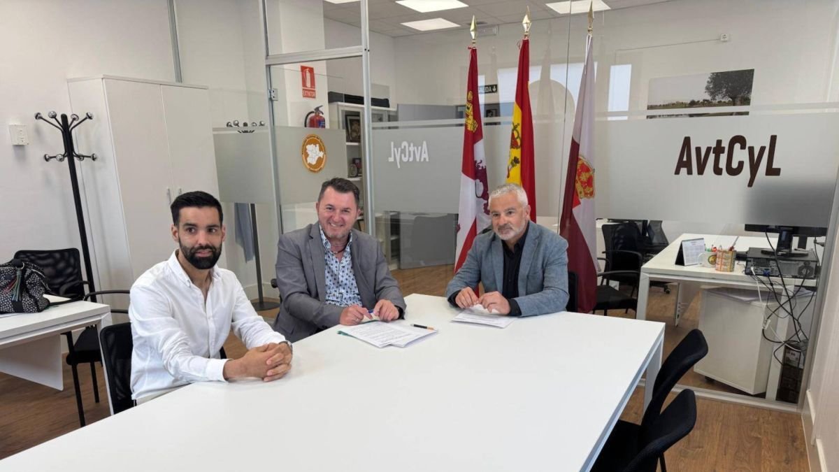 Un momento de la firma del convenio.