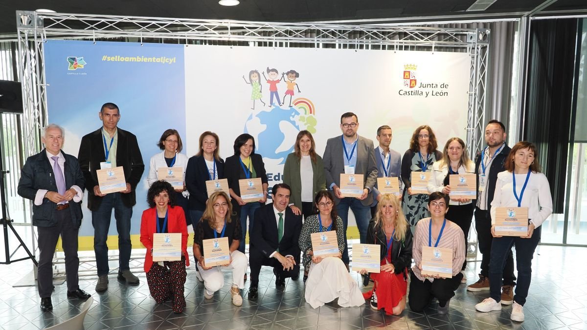 Foto de familia del consejero con los responsables de los nuevos centros acreditados.