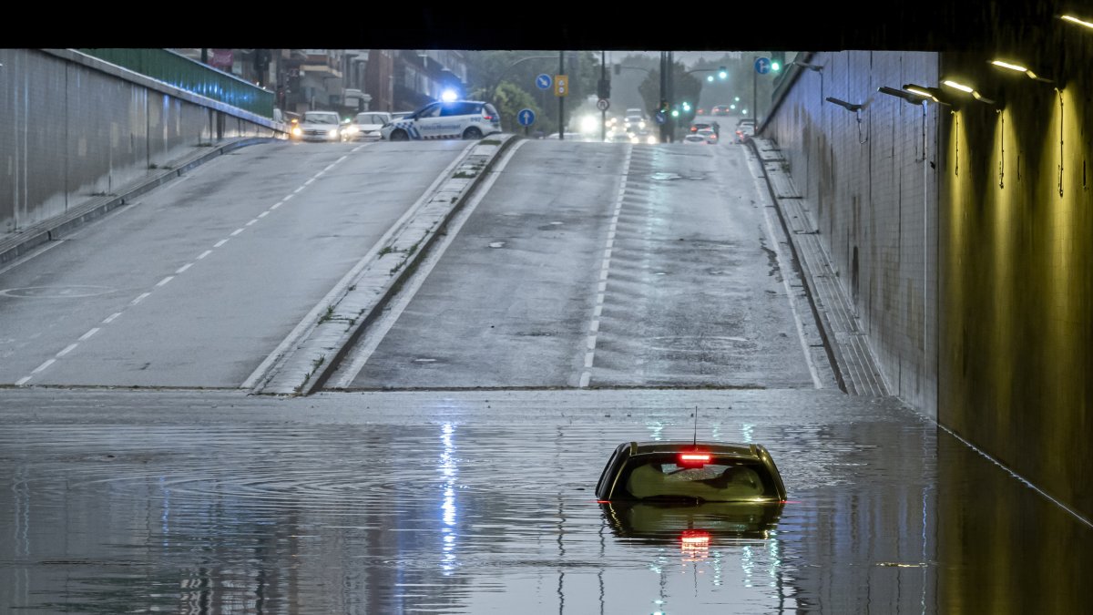 Vista de un túnel inundado en Valladolid como consecuencia de las precipitaciones caídas en la ciudad este martes.