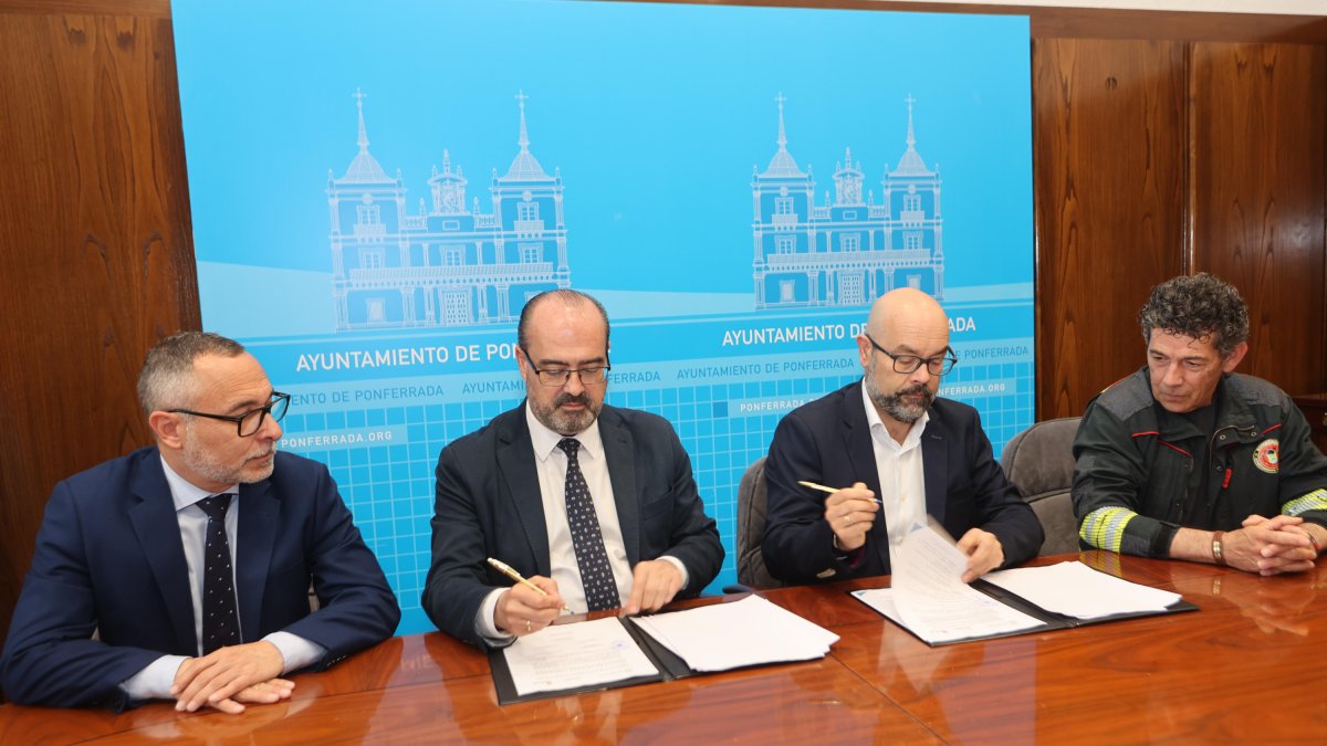 El Ayuntamiento de Ponferrada y la Fundación Santa Bárbara colaborarán en la formación de bomberos