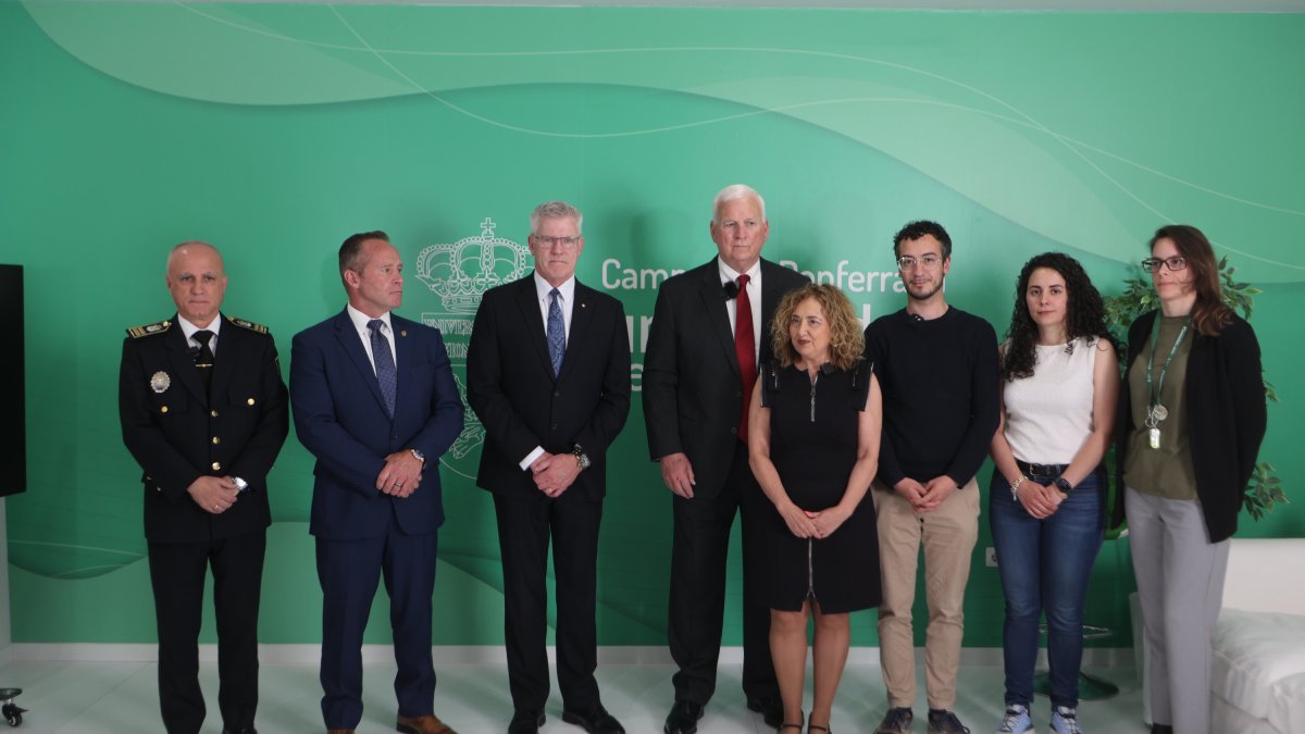 La vicerrectora Pilar Marqués posa con el intendente de la Policía Municipal de Ponferrada, Arturo Pereira (primero izda.) los miembros norteamericanos de la IACP y parte del equipos del campus.