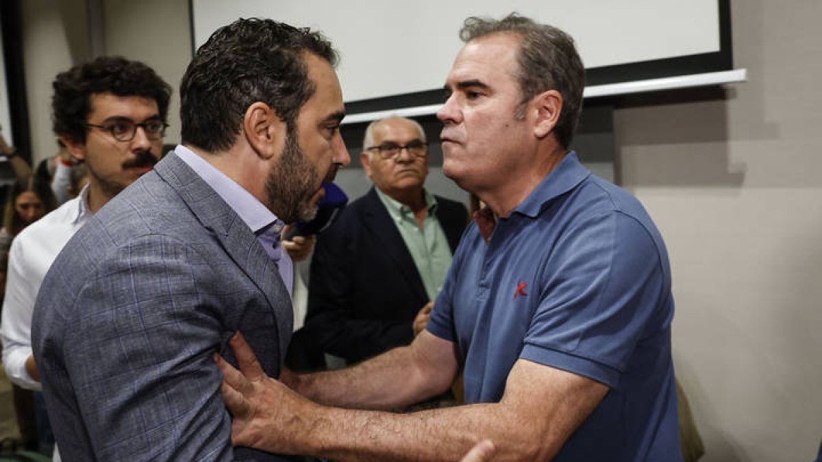 El empresario Víctor de Aldama se encara con el empresario Javier Pérez Dolset (d) tras su aparición enn el acto de Leire Díaz.