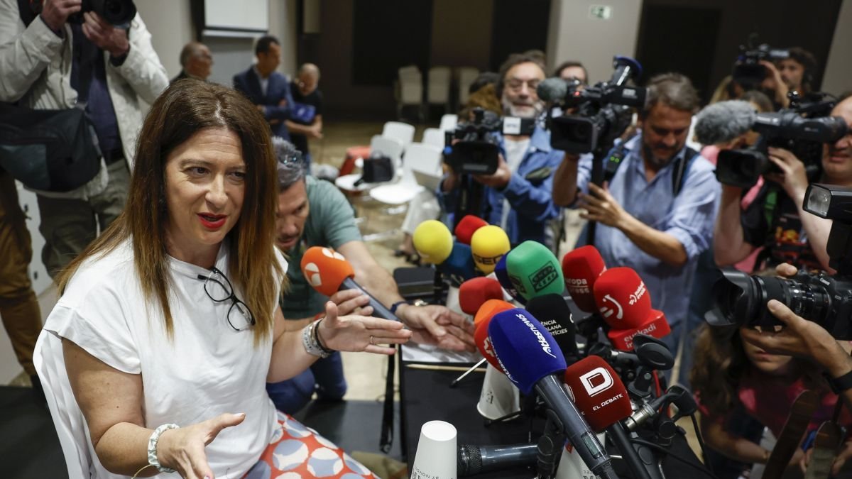 La exmilitante socialista Leire Díez comparece ante los medios el miércoles.