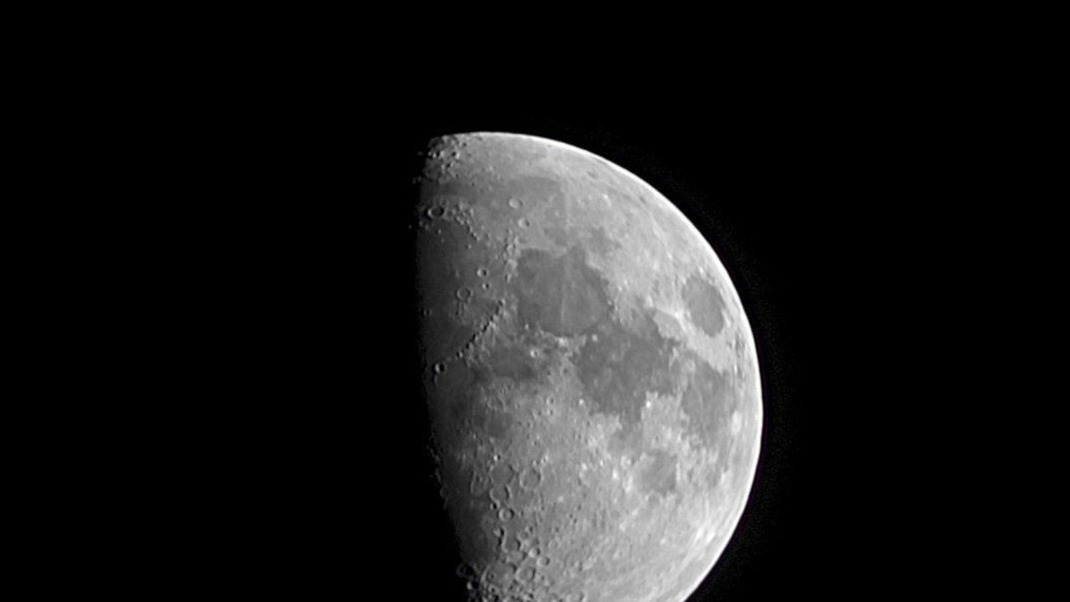 Aspecto de la Luna gibosa en creciente.