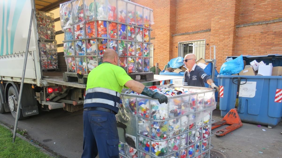 Recogida de los tapones solidarios en San Juan de Dios.
