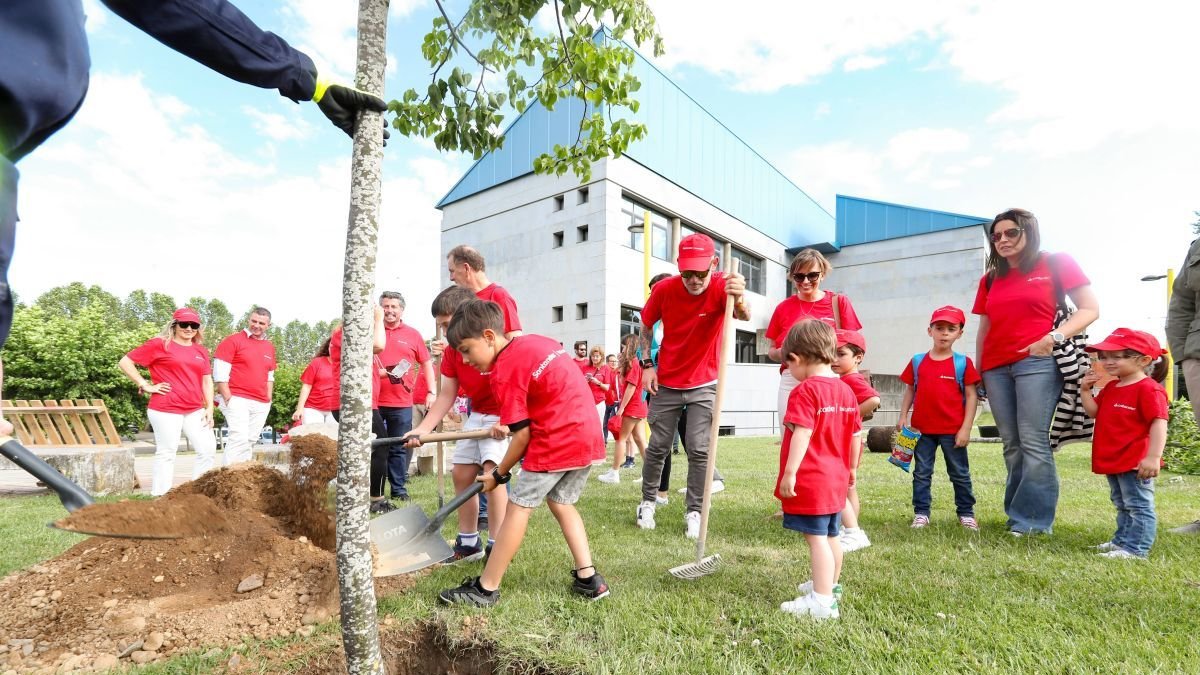 Un grupo de niños participó en la plantación en el campus.