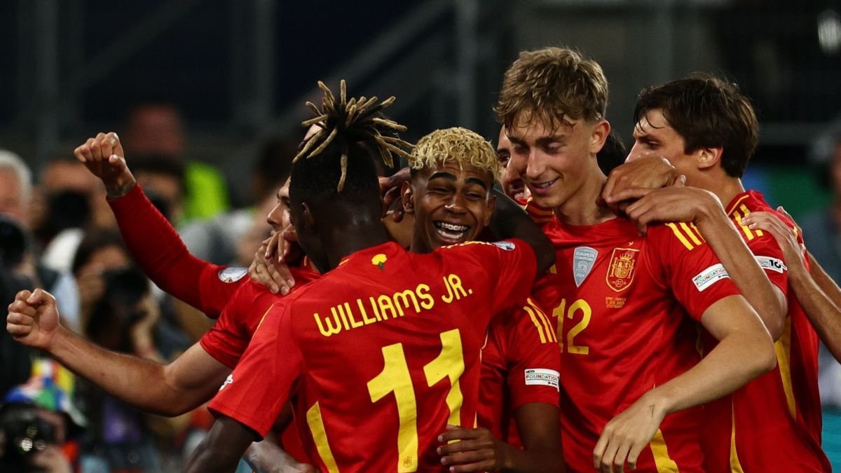 Lamine Yamal es felicitado por sus compañeros tras anotar su segundo gol ante Francia.