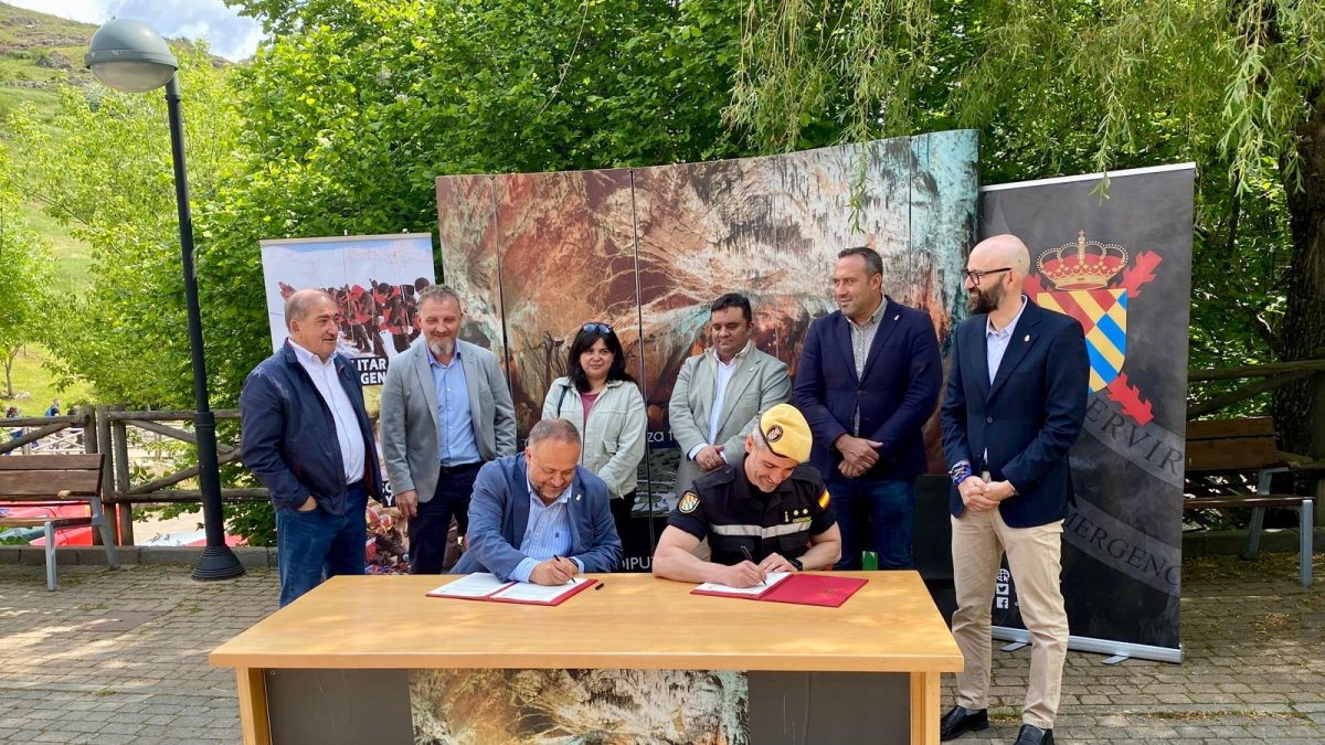 Firma del convenio entre la Diputación y la UME sobre la cueva de Valporquero