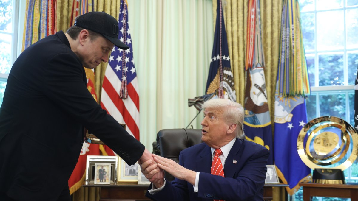 El 30 de mayo de 2025 del presidente de Estados Unidos, Donald Trump (d) y Elon Musk, dándose la mano durante una conferencia de prensa en la Oficina Oval de la Casa Blanca en Washington. 