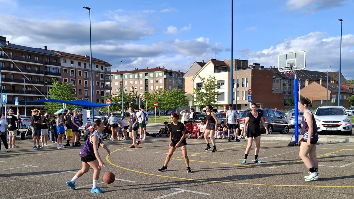 Jugadoras de Star Basket y BF León