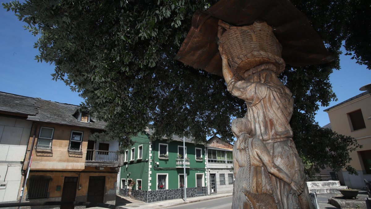La vivienda del número 61 de la calle Real donde ocurrió el tiroteo, con su balcón de madera, y enfrente, la talla de 'La Campesina'.