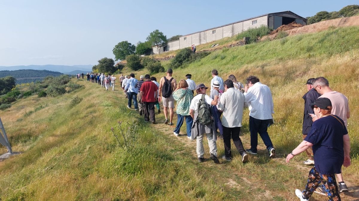 Participantes en el recorrido por la Senda Novelada, este sábado.