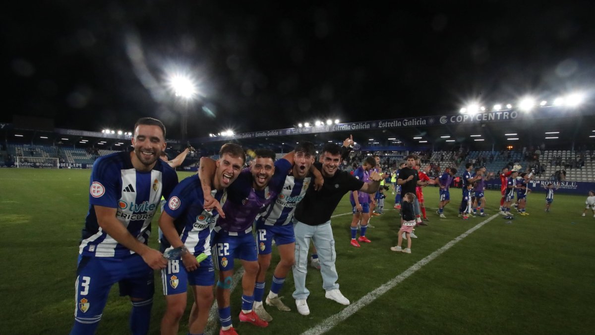 Los jugadores de la Deportiva celebran el pase a la eliminatoria definitiva por el ascenso a Segunda División.
