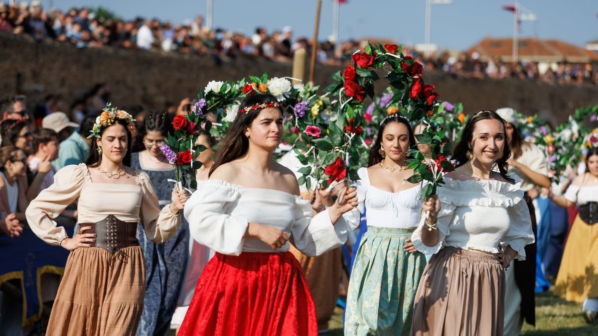 Las Justas Medievales de Hospital de Órbigo reciben cada año una gran afluencia de público, atraído por la tradición y la nota histórica de la cita.