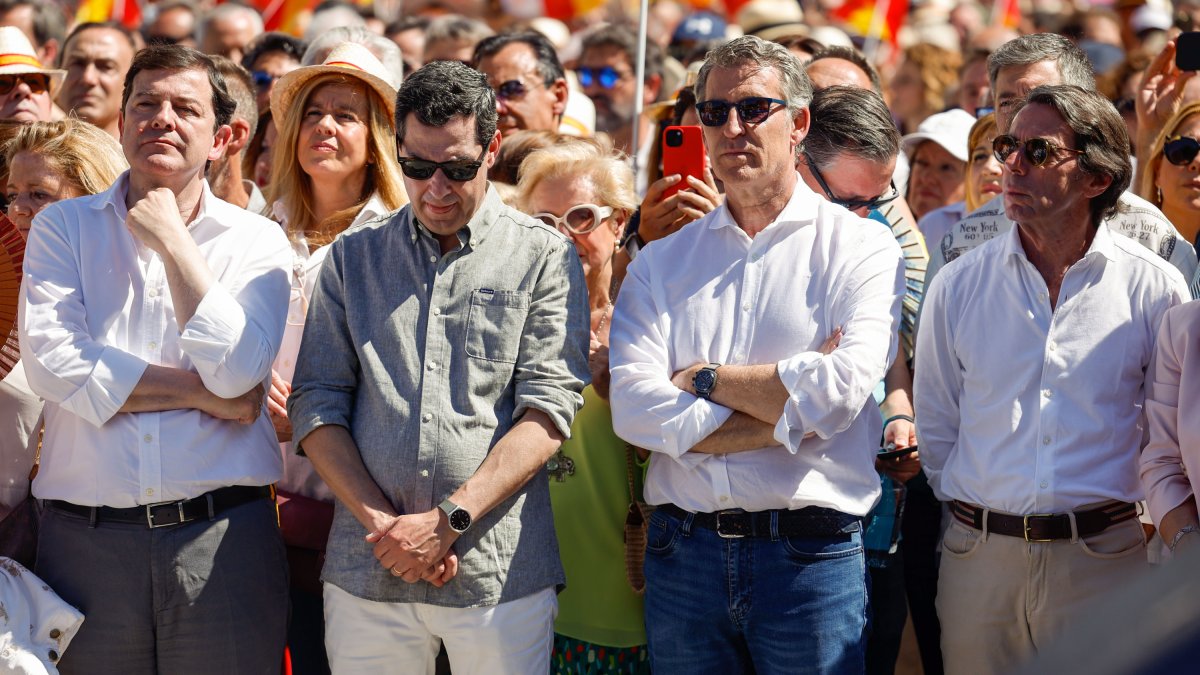 El líder del PP, Alberto Núñez Feijóo, junto a José María Aznar, el presidente de la Junta de Andalucía, Juanma Moreno y el presidente de la Junta de Castilla y León, Alfonso Fernández Mañueco, durante la manifestación convocada por el Partido Popular contra el Gobierno de Pedro Sánchez.