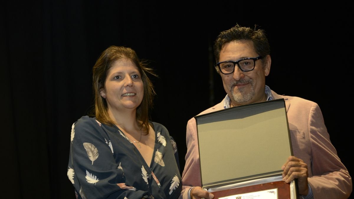 La alcaldesa de Sahagún, Paula Conde, entrega un reconocimiento a Miguel Ángel Rodríguez.