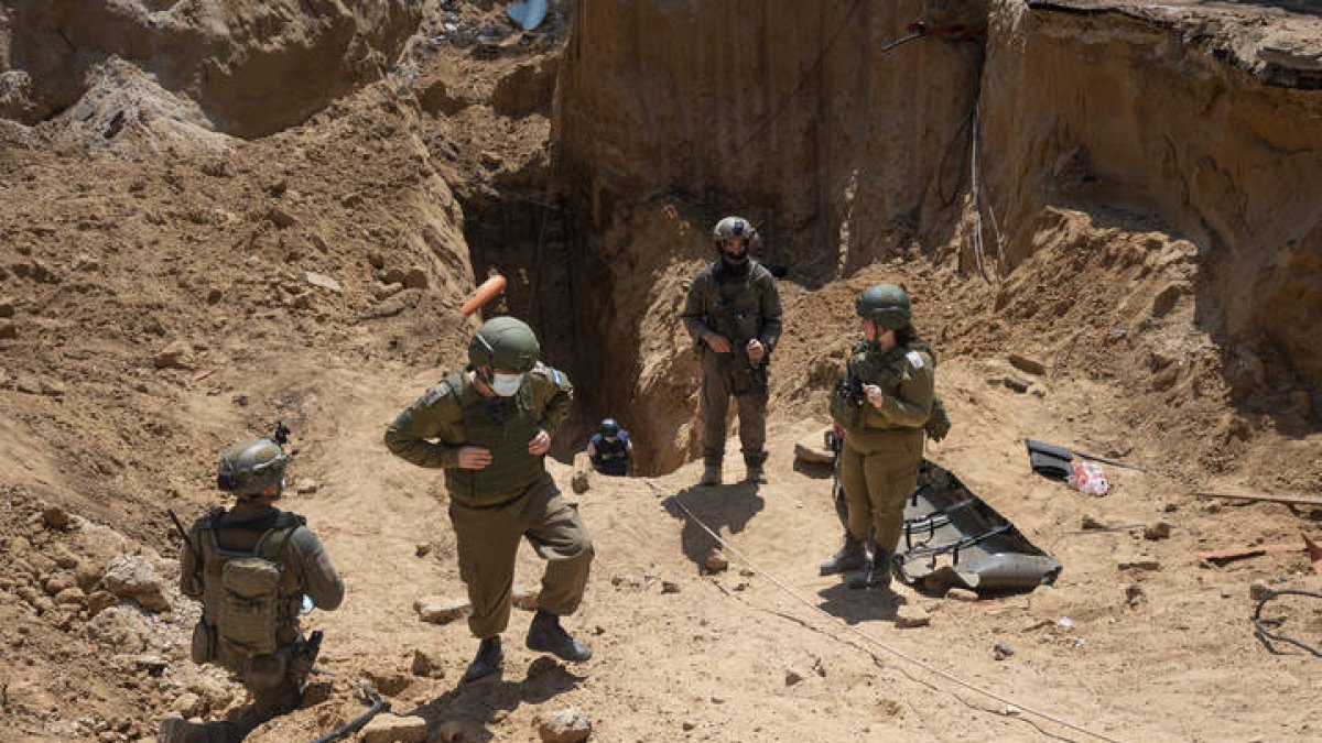 El Ejército israelí mostró este domingo en una visita organizada para la prensa internacional a Gaza un túnel hallado bajo el Hospital Europeo de Jan Yunis (sur) en el que dijo haber recuperado el cadáver de Mohammed Sinwar, al que califica como líder de Hamás en la Franja y cuya muerte ya había anunciado el primer ministro, Benjamín Netanyahu, el pasado 28 de mayo. EFE Magda Gibelli