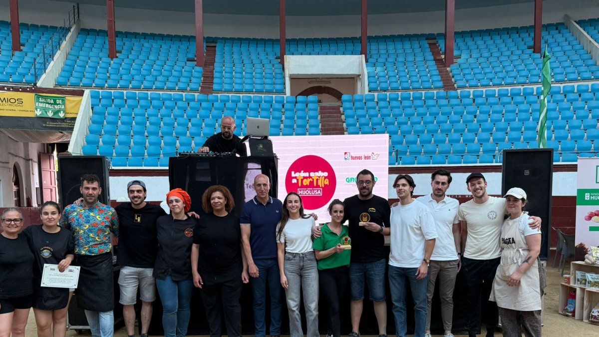 Foto de familia de los diez concursantes finalistas.