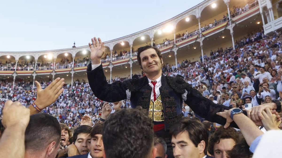 Morante de la Puebla cumplió ayer su sueño, y el de la afición, no solo al abrir la puerta grande de Las Ventas, sino al ser paseado a hombros por el centro de Madrid.