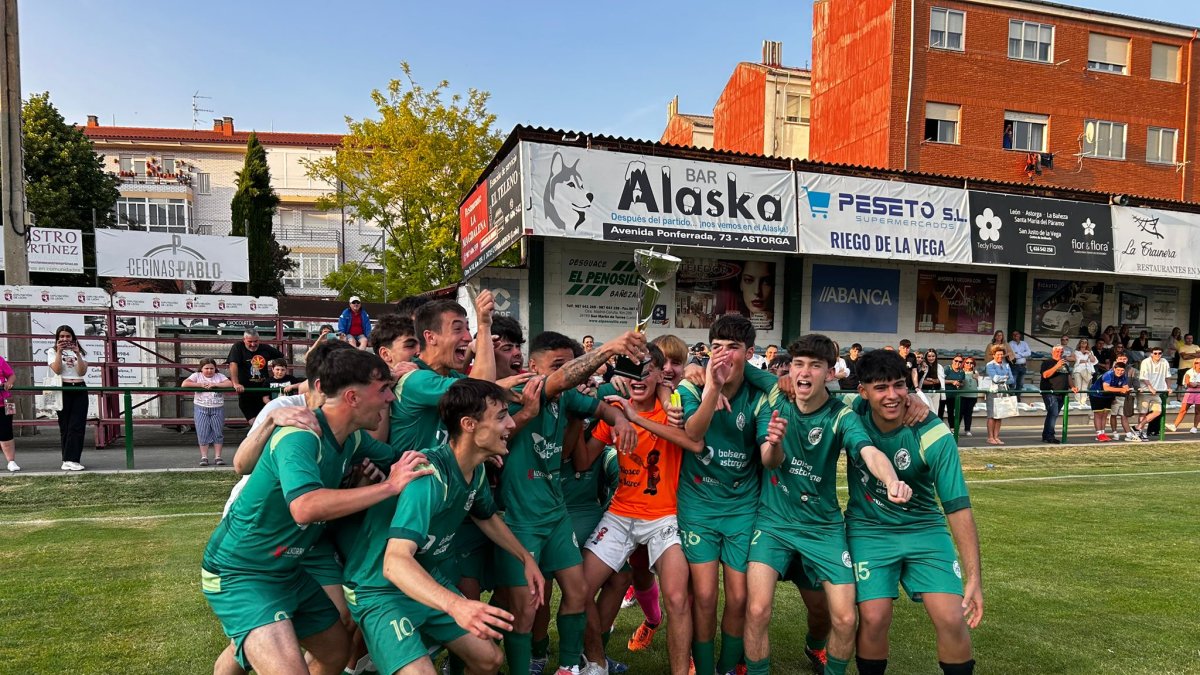 Formación del Atlético Astorga que se apuntó el trofeo juvenil de la capital maragata.