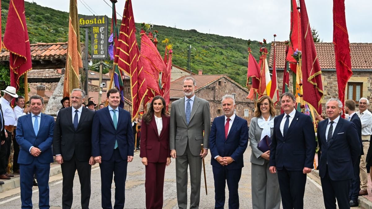 Los reyes posan junto al resto de autoridades en la localidad palentina de Brañosera.