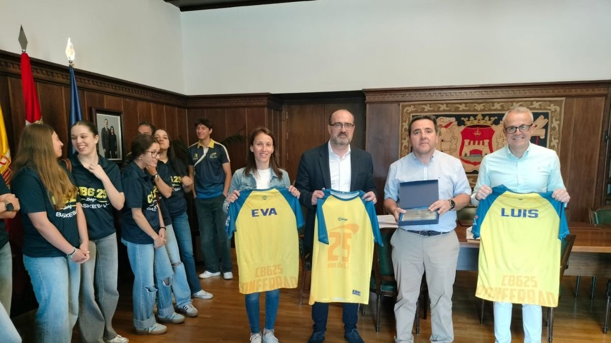Morala junto a dos ediles y la representación del CB 6,25.