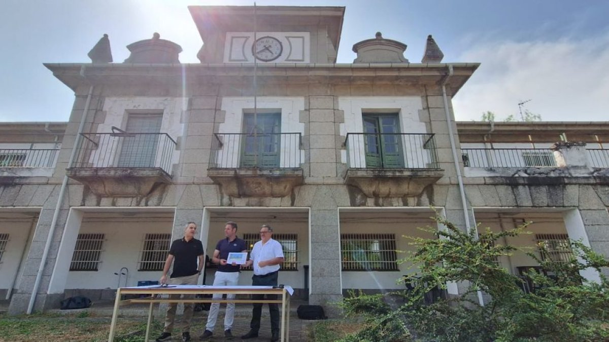 Presentación del proyecto en la plaza del Poblado de Compostilla.