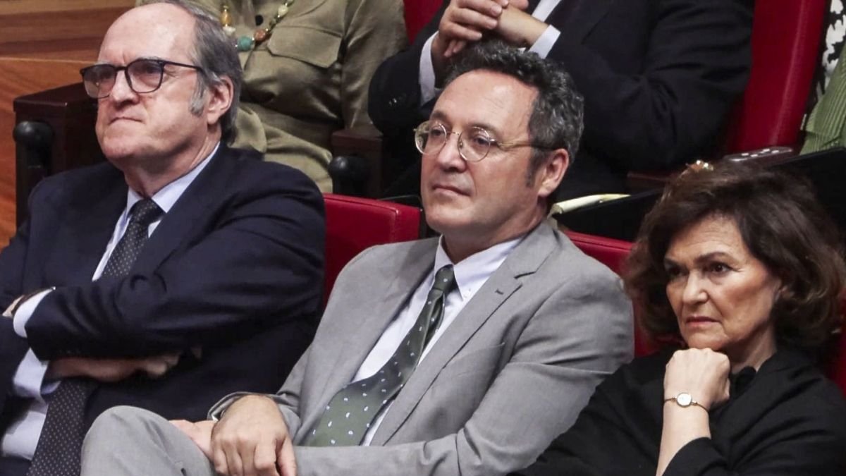 Álvaro García Ortiz, ayer, con Carmen Calvo, y el Defensor del Pueblo, Ángel Gabilondo.