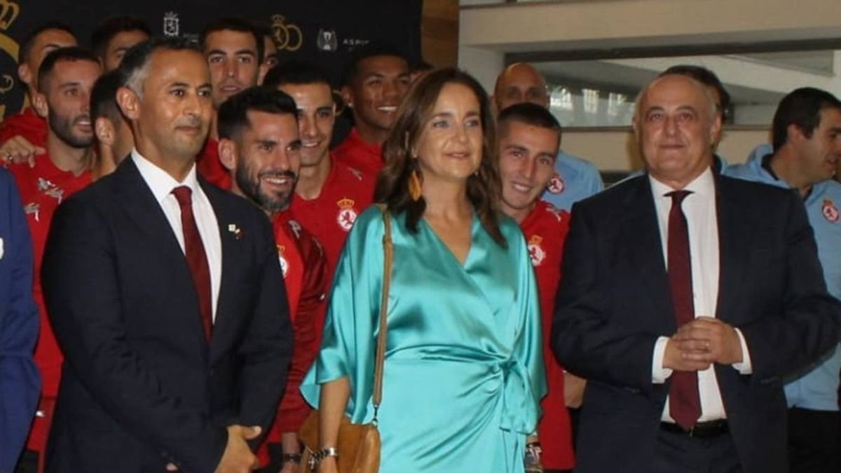 El presidente de la Cultural, Mohamed Khalifa Al Suwaidi, junto a la consejera Natichu Alvarado y Gregorio Chamorro del Área Social.