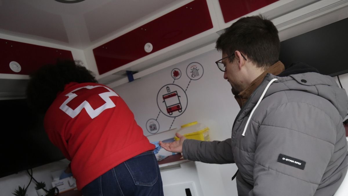 Un joven se hace una prueba durante una campaña de Cruz Roja en León.