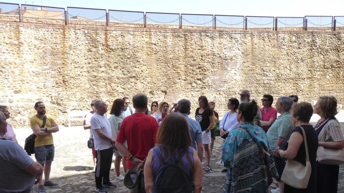 Un momento de la visita guiada en el patio llevada a cabo por Eva Merino, directora del Archivo HIstórico.