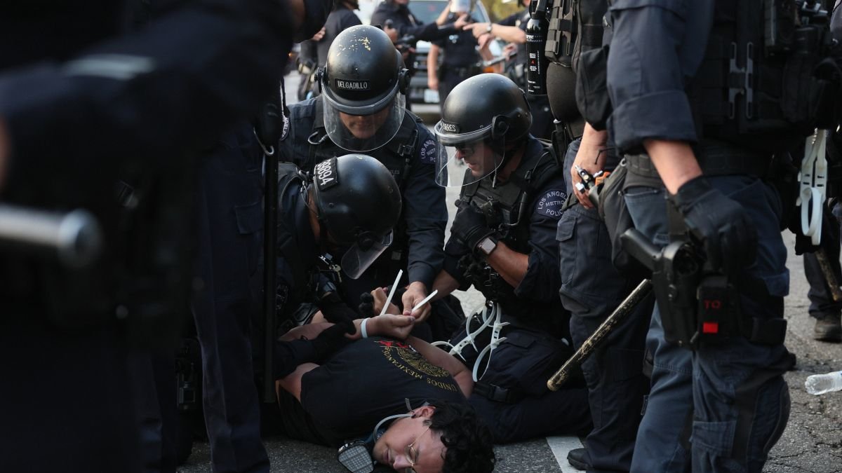La policía detiene a un manifestante este lunes.