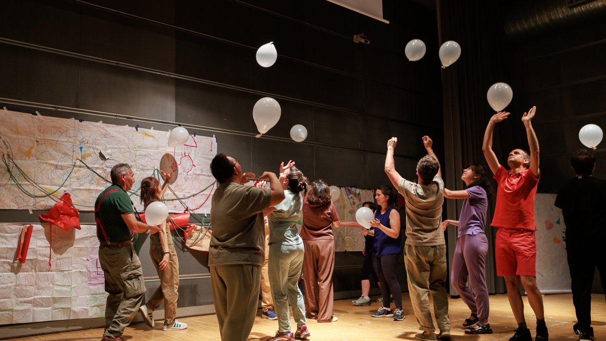 Un momento de la función en la que usaron globos para motivar el movimiento.