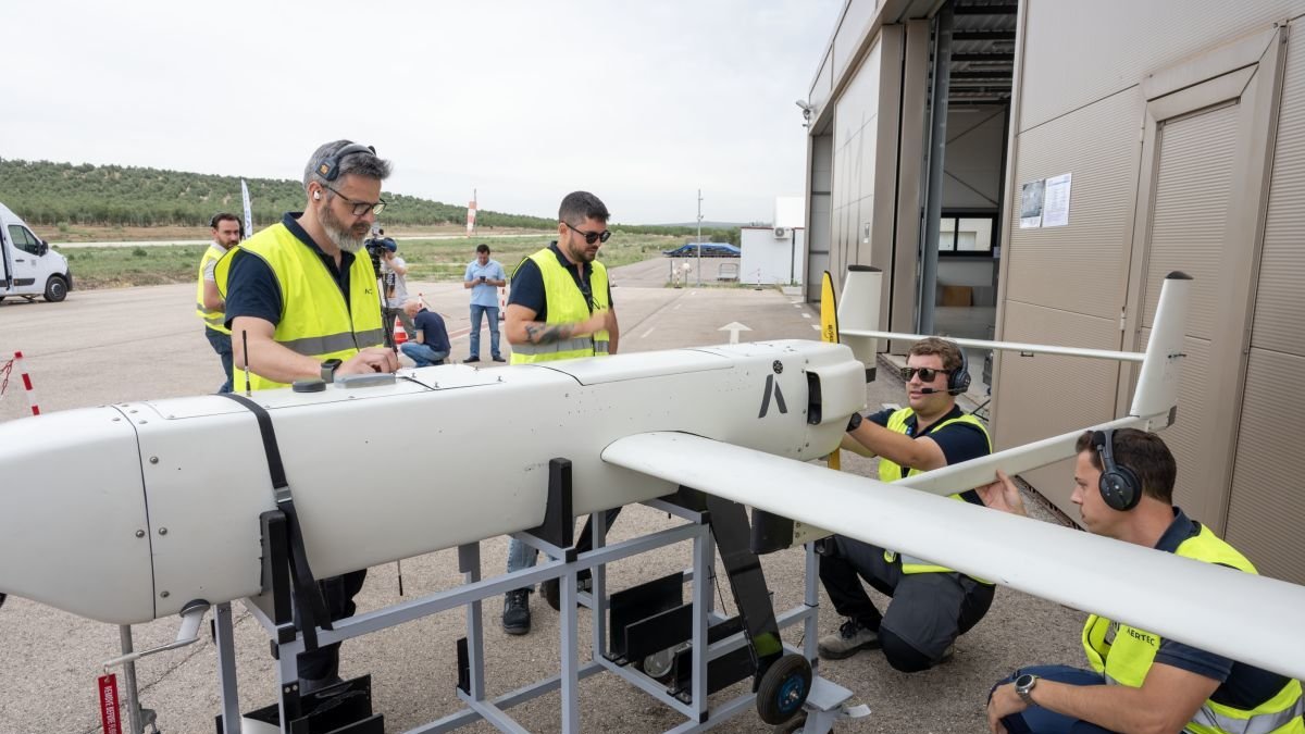 Los técnicos preparan la carga en los drones antes de su despegue en el centro Atlas de Jaén.