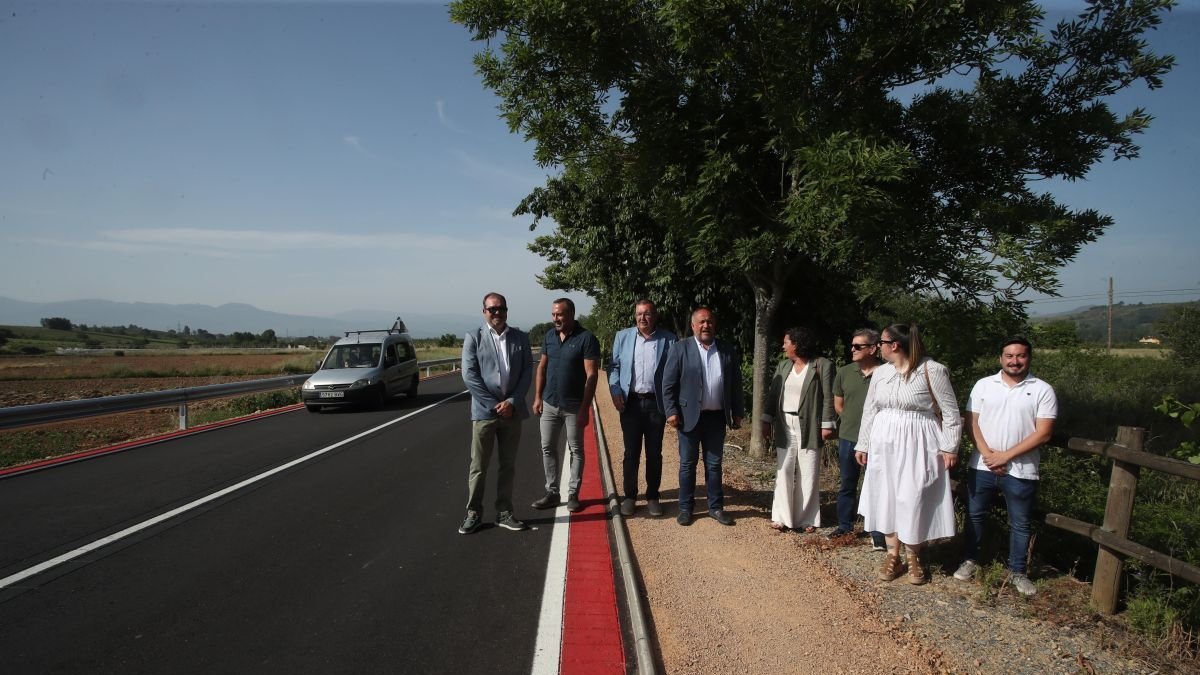 El presidente de la Diputación y los alcaldes, entre la comitiva en la carretera.