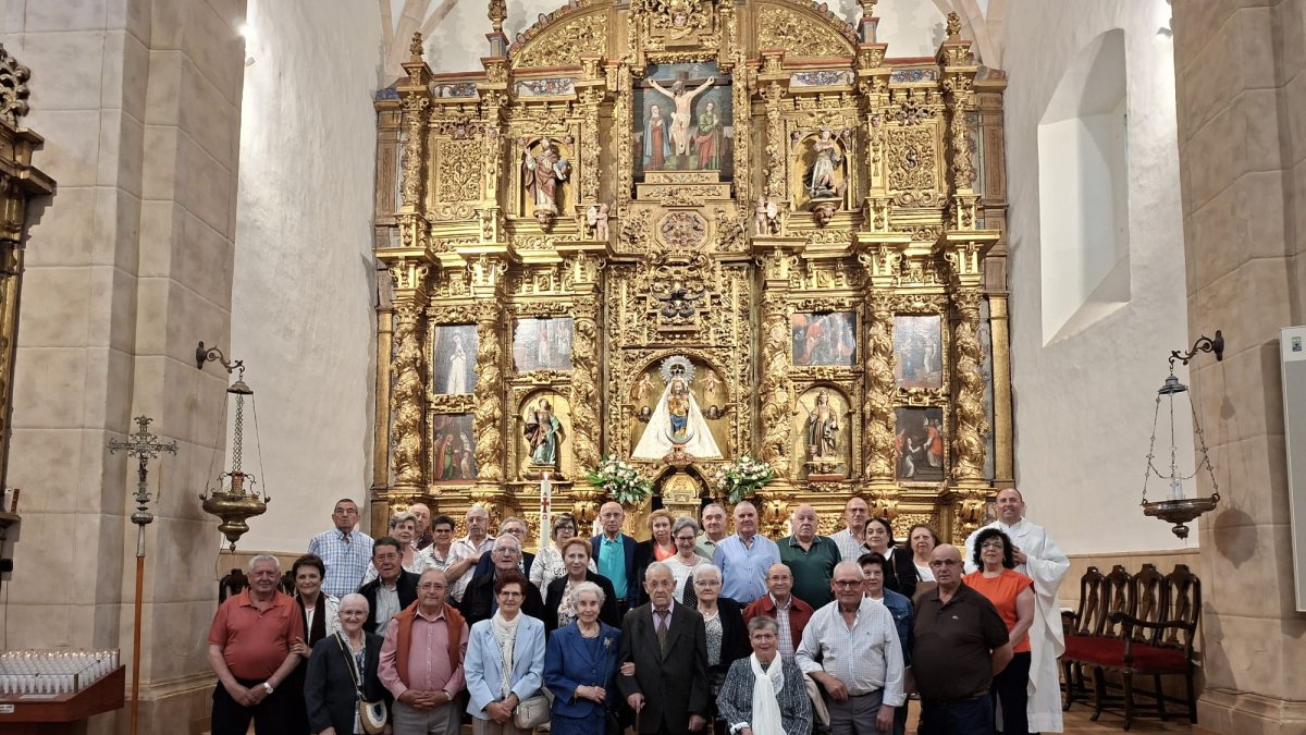 Fotografía de familia de los participantes en el homenaje.