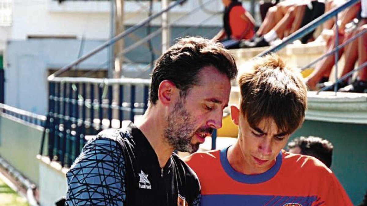 Alberto Labrador da instrucciones a un jugador.