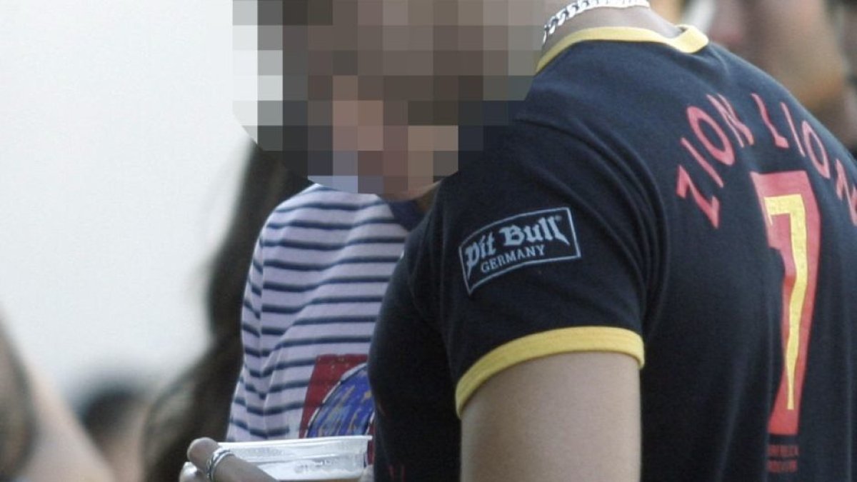 Dos jóvenes durante un botellón consumen cerveza.