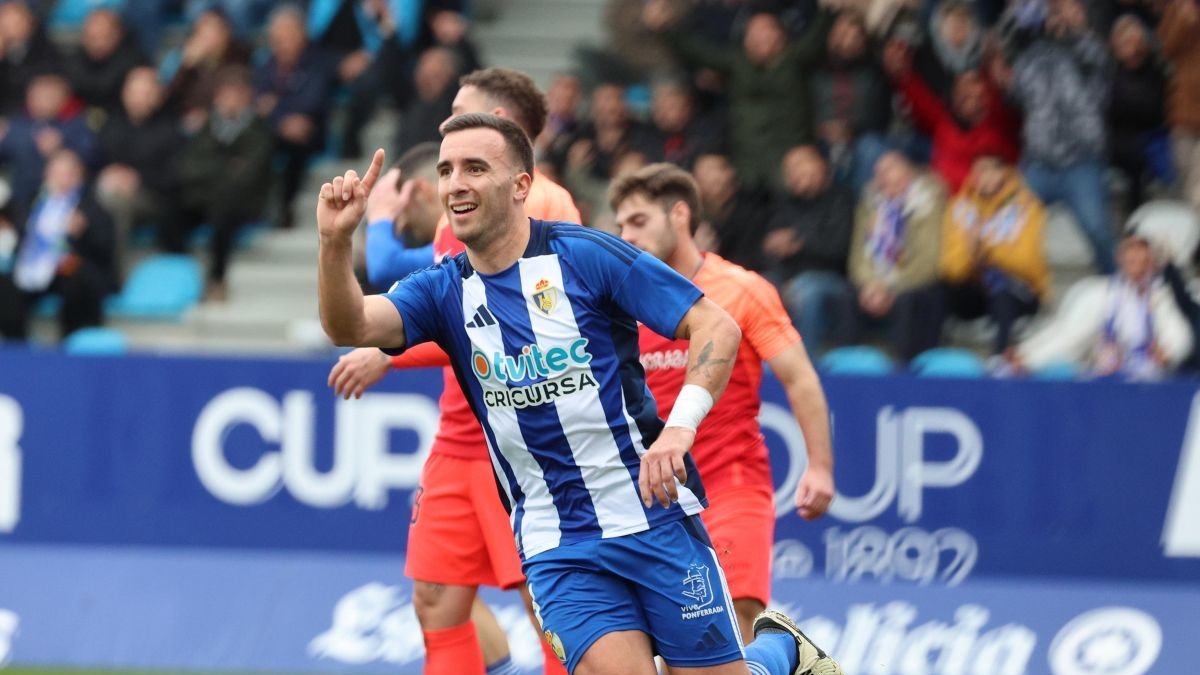 Ger Nóvoa busca a Lancho para celebrar el gol del triunfo ante el FC Andorra en la Liga.