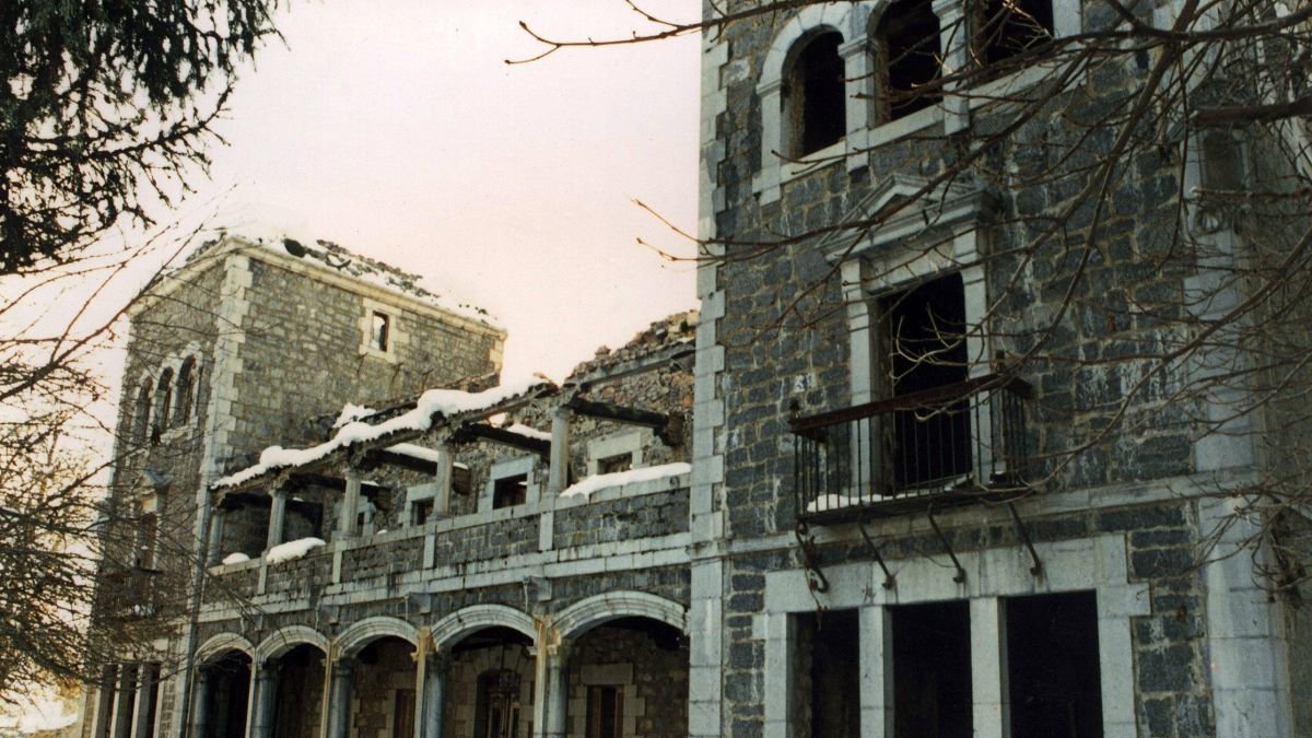 Una imagen de archivo y con nieve del Palacio de los Allende.
